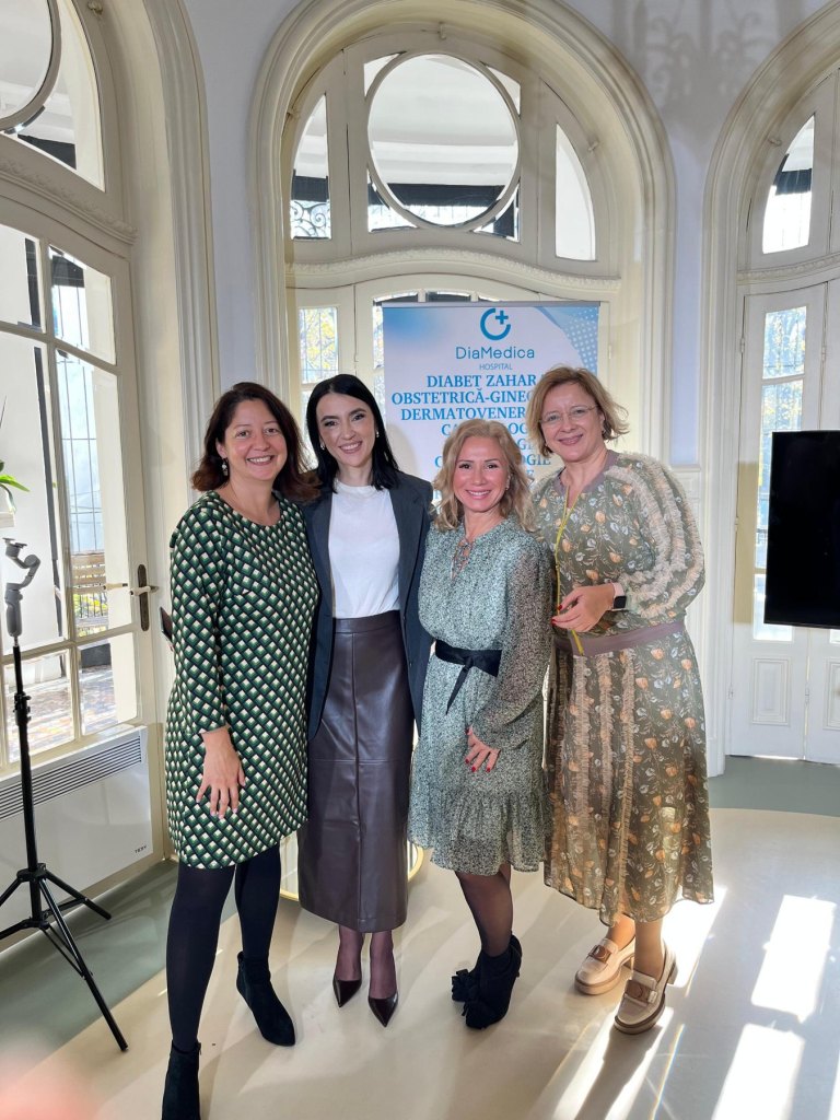 Speakeri și participante în discuție, în pauza unei ediții Menopauza 360°